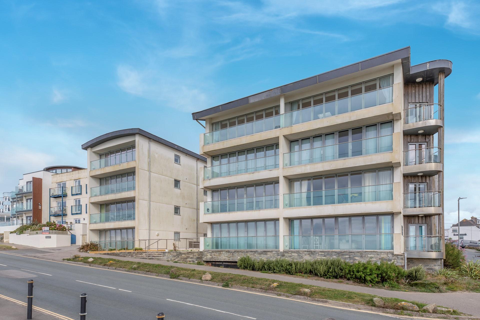 Overlooking the coast, Zenith is a stone's throw from the beach and South West Coast Path.