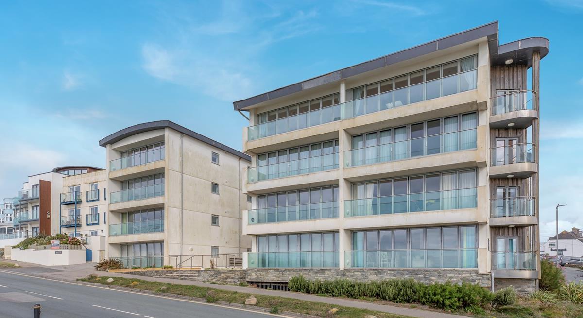 Overlooking the coast, Zenith is a stone's throw from the beach and South West Coast Path.