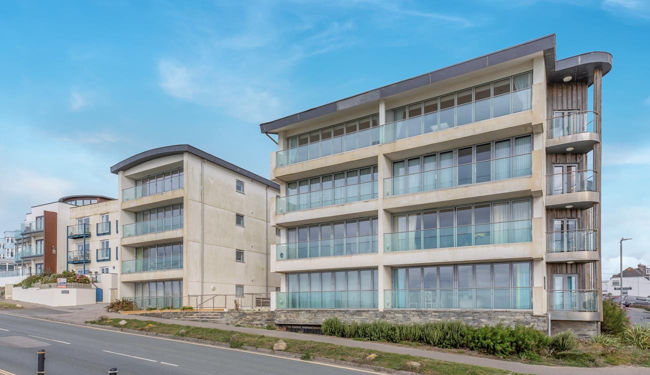 Overlooking the coast, Zenith is a stone's throw from the beach and South West Coast Path.