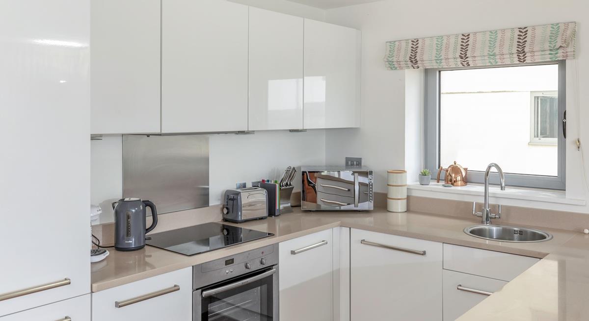 The stylish kitchen has all the amenities you need.