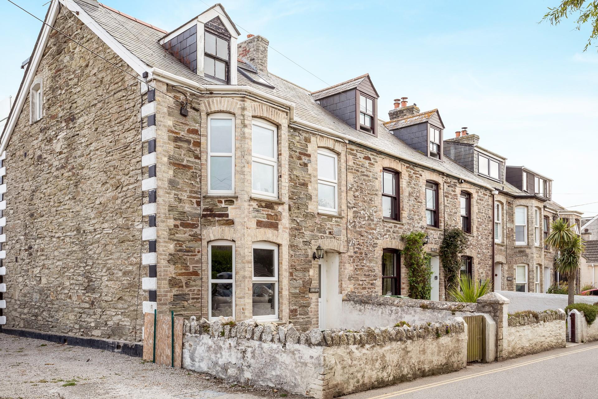 The village of Crantock has a local pub for an evening stroll and a drink.