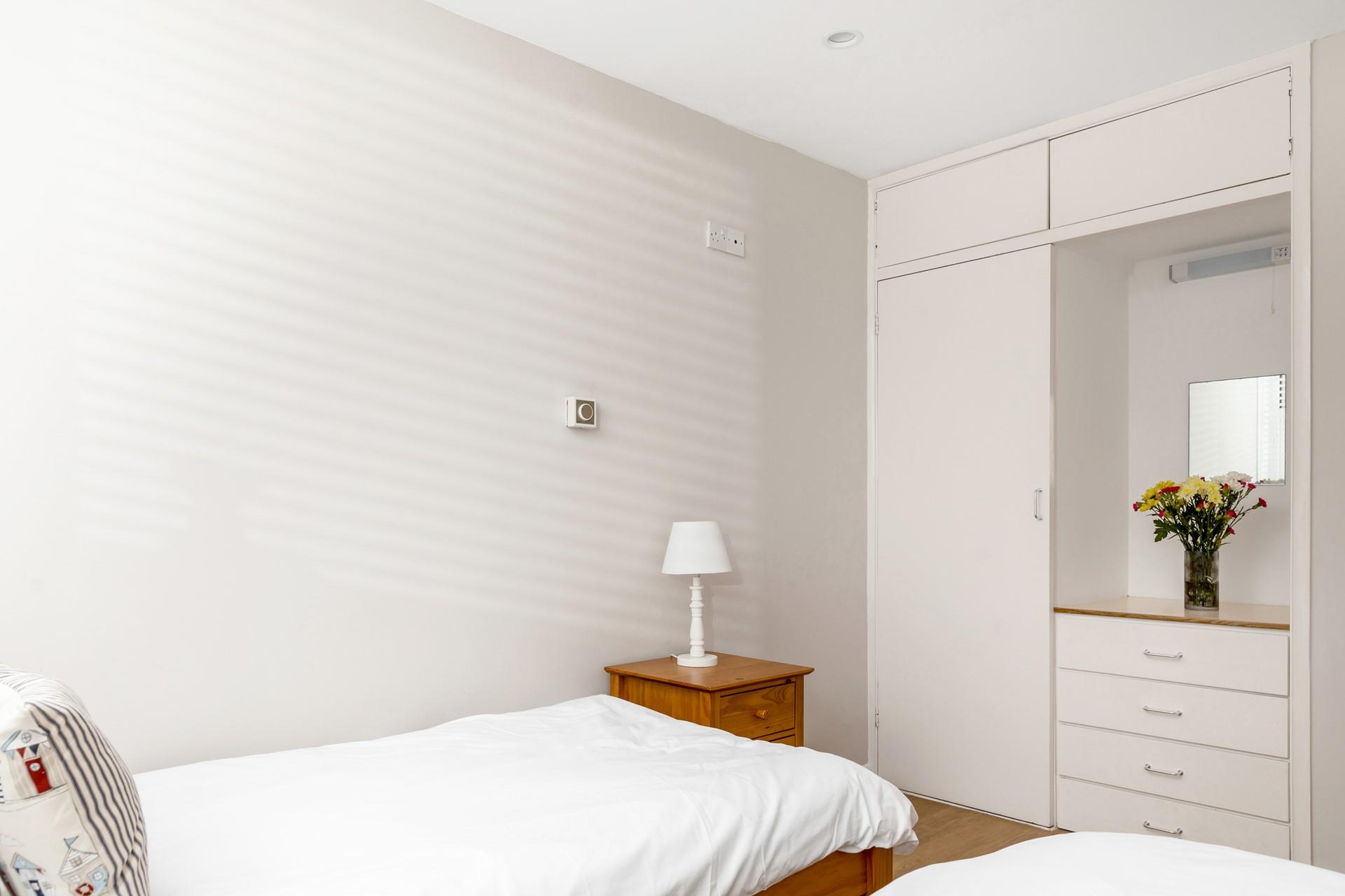 After a quick afternoon nap, get ready to wander to the harbour to find a restaurant to dine in.