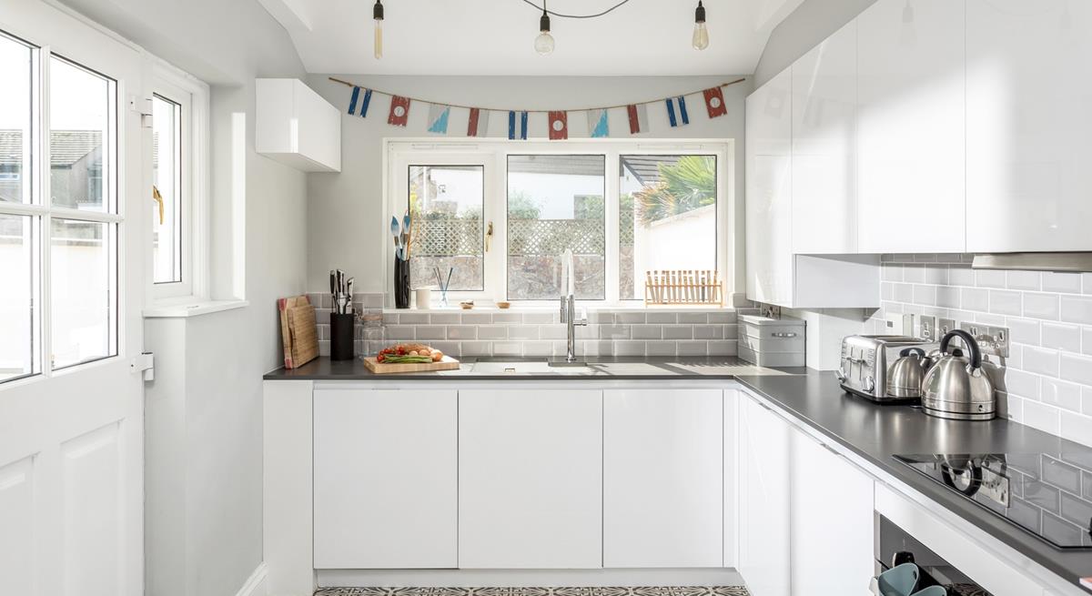 The modern and sleek kitchen is well-equipped for cooking tasty meals.