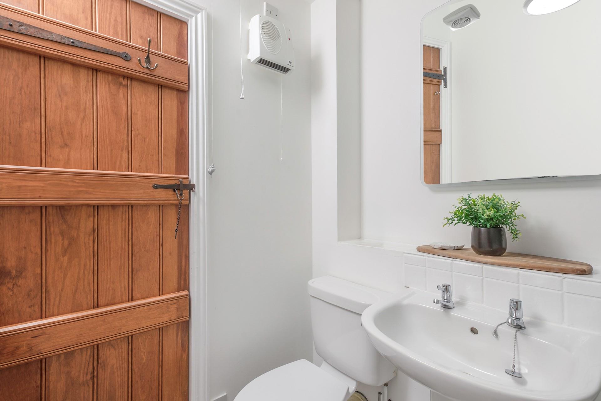 There's a handy second bathroom in the cottage.