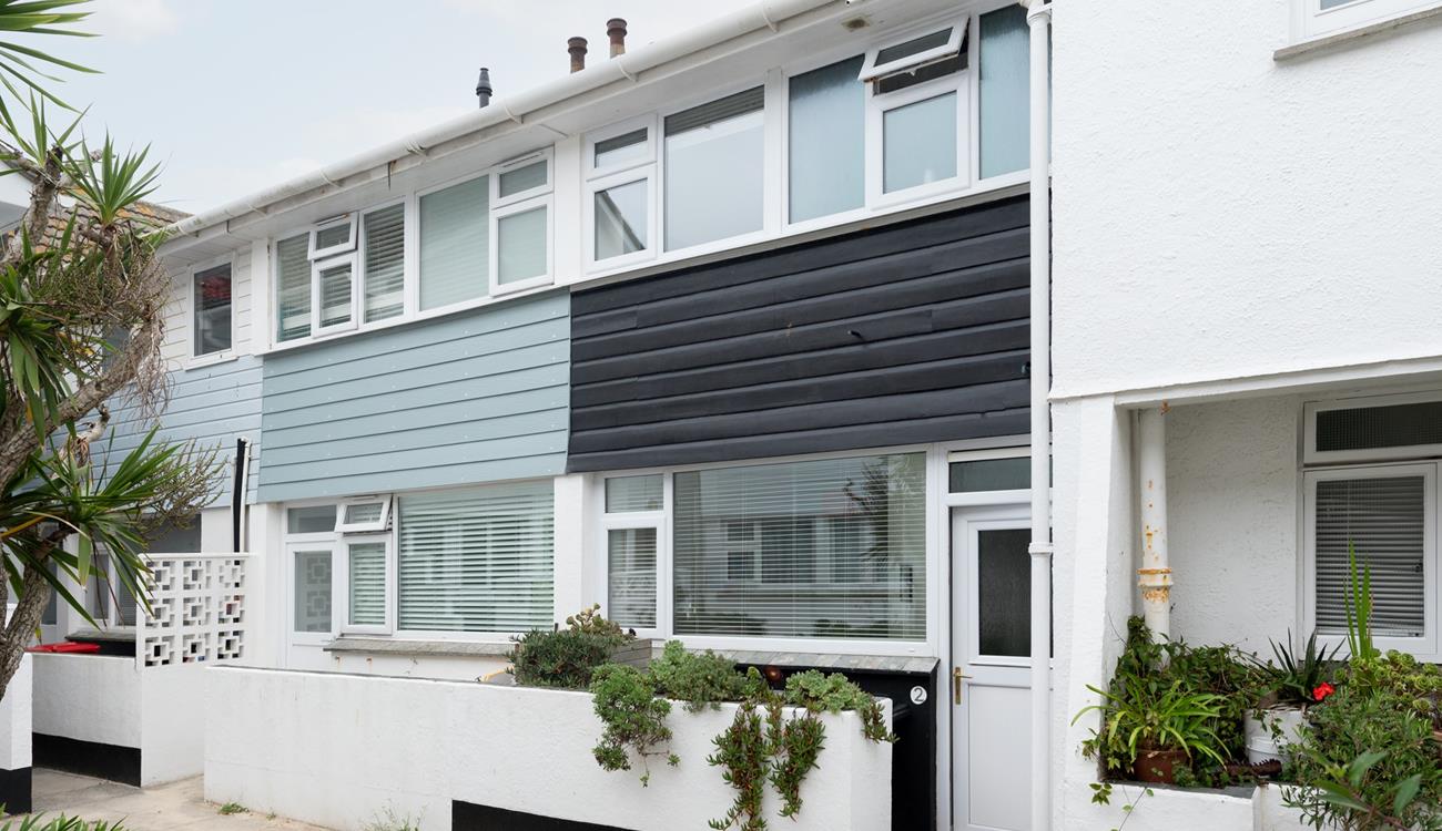 Situated steps away from Porthgwidden and Porthmeor beaches, you are minutes away from feeling the sand under your toes.