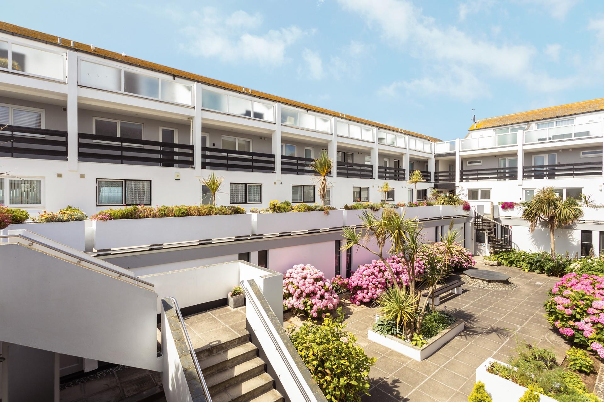 This property is conveniently placed near to town so you can wander the cobbled streets of idyllic St Ives.