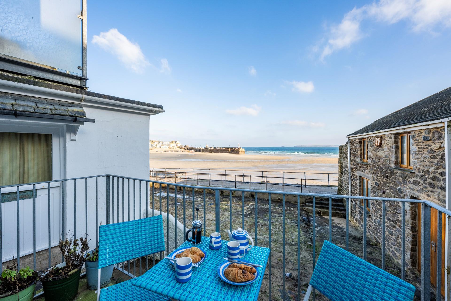 Watch a beautiful Cornish sunset on the balcony, the perfect photo opportunity.