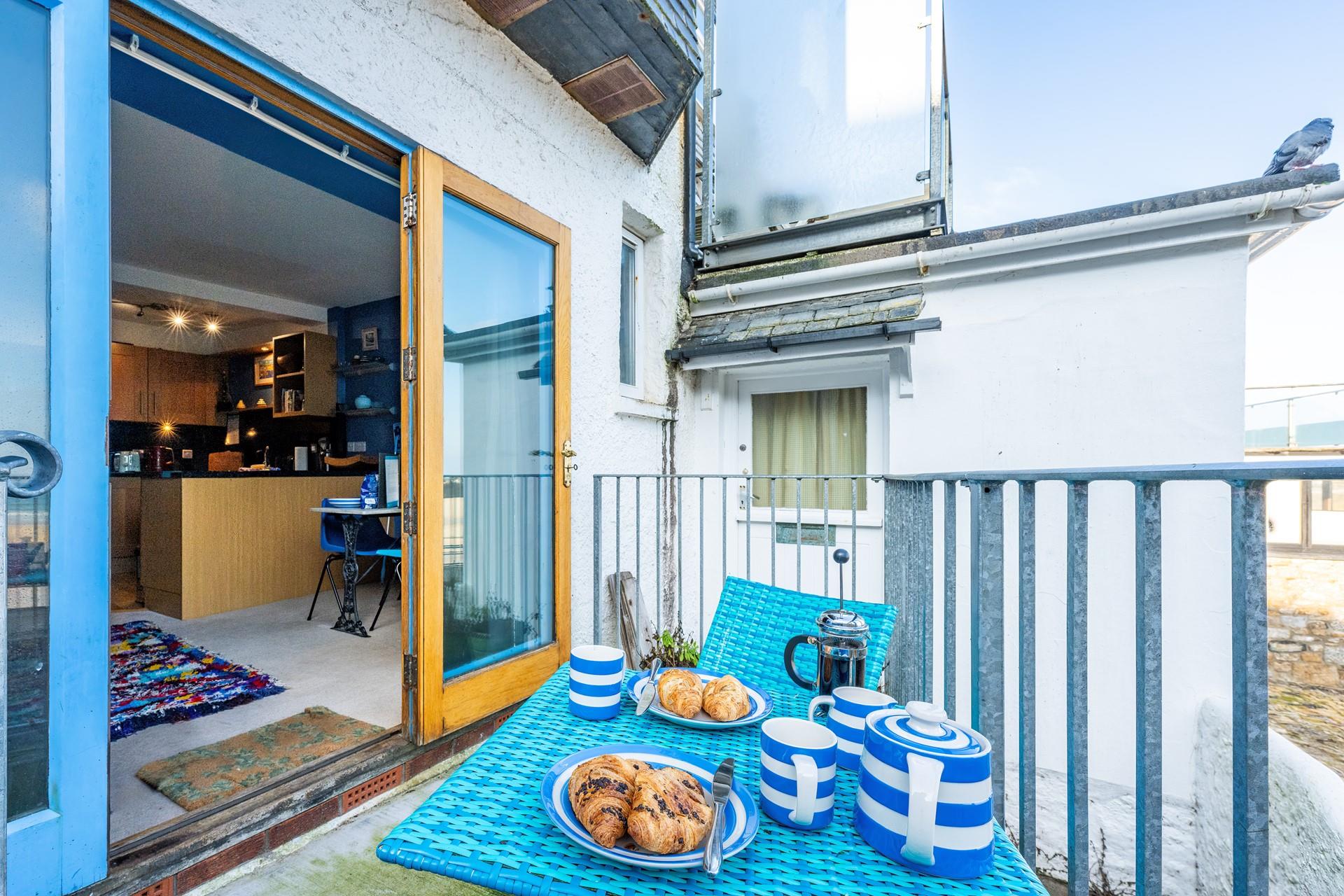Treat yourself to warm pastries in the morning on the balcony.