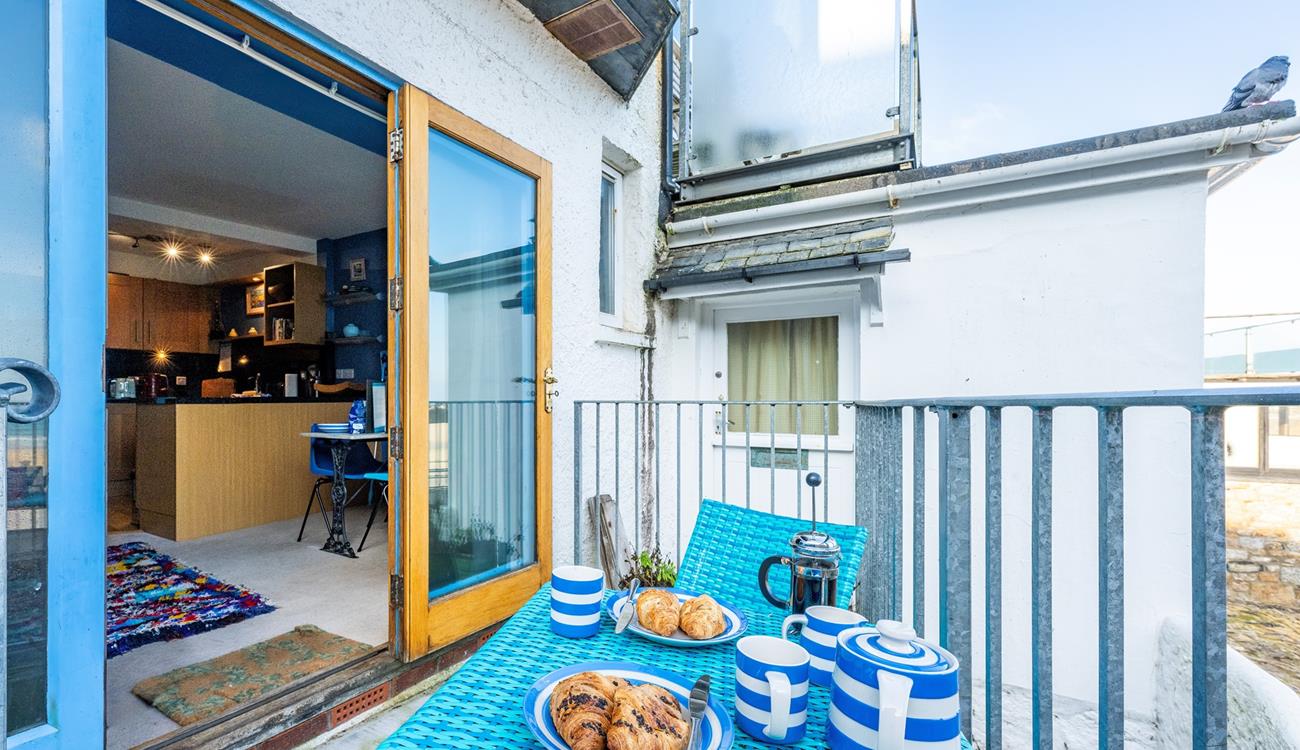 Treat yourself to warm pastries in the morning on the balcony.