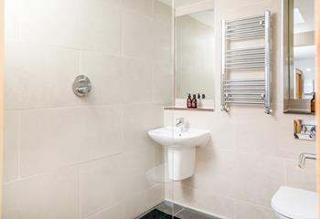 With an en suite shower room to the master bedroom, you can get up and ready without disturbing the late sleepers.
