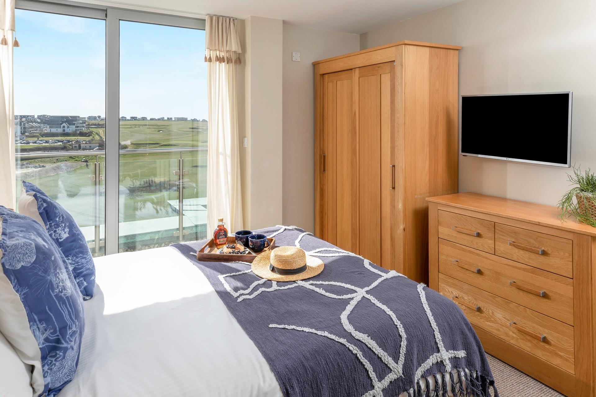 The Zinc apartments overlook the stunning 18 hole golf course with views of Fistral beach.
