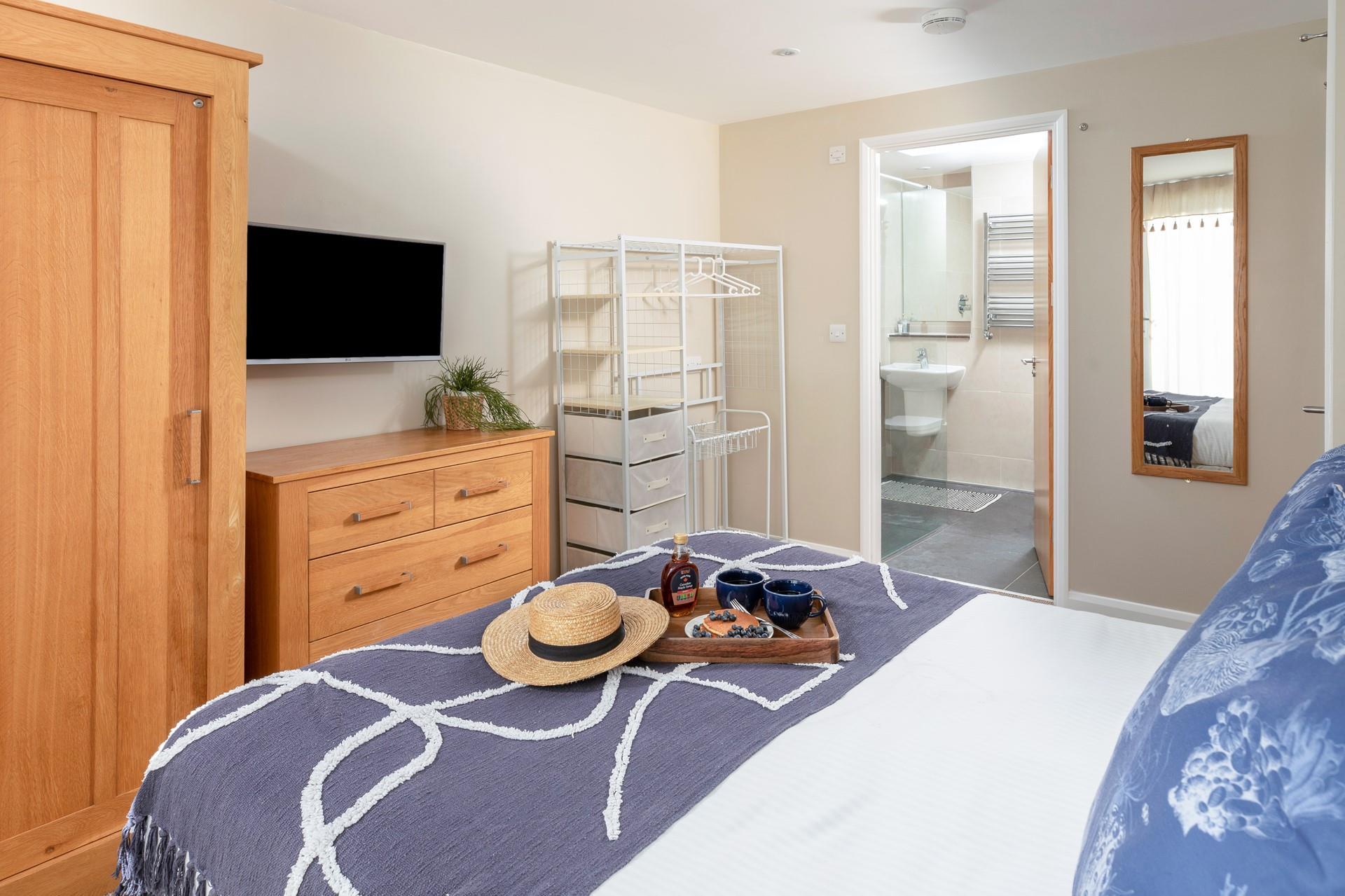 Get ready for the day in the handy en suite.