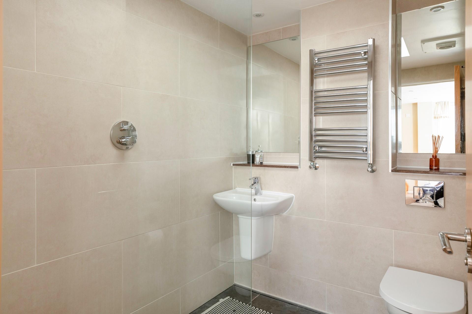 With an en suite shower room to the master bedroom, you can get up and ready without disturbing the late sleepers.