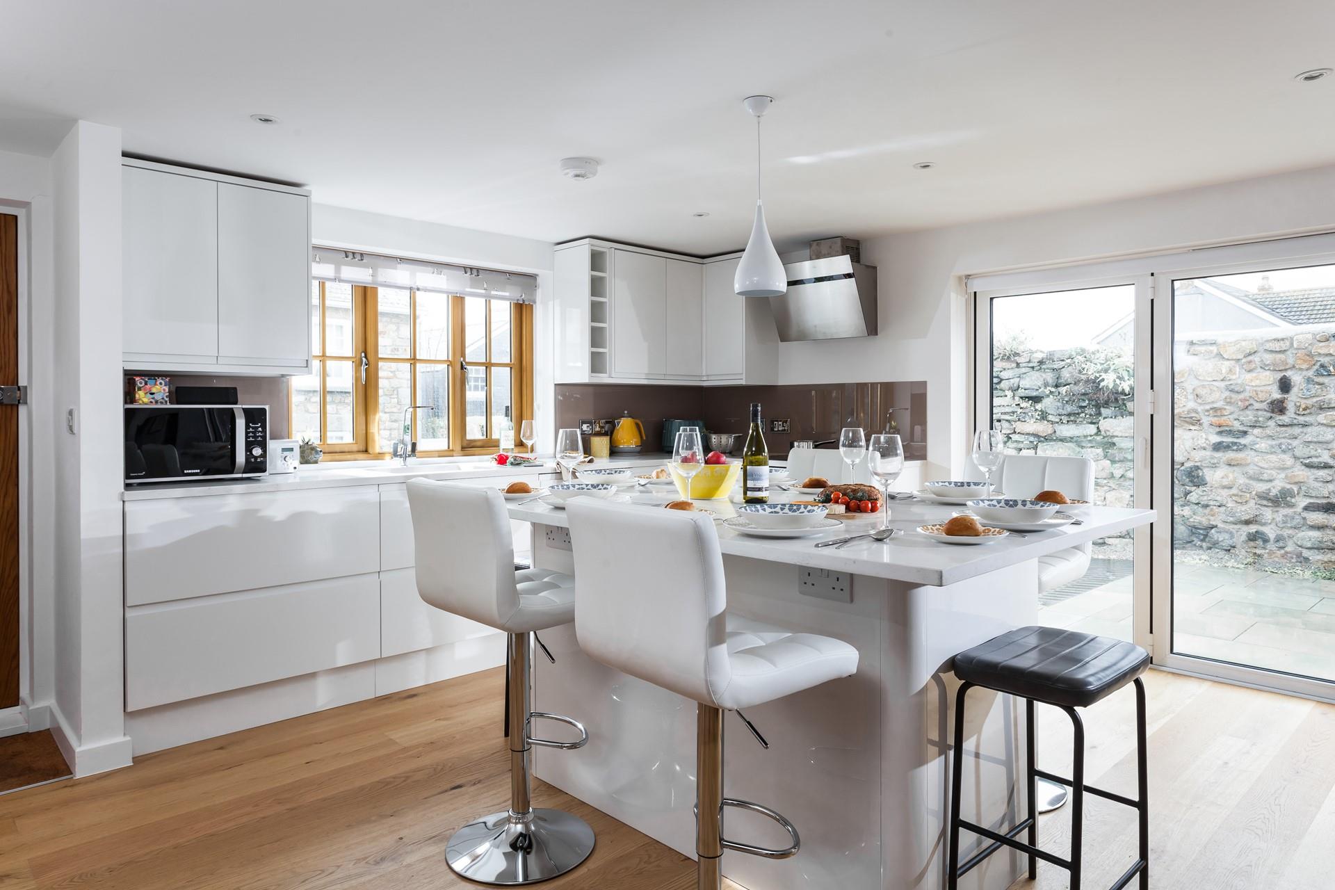 The sleek modern kitchen features all you need to rustle up delicious meals.