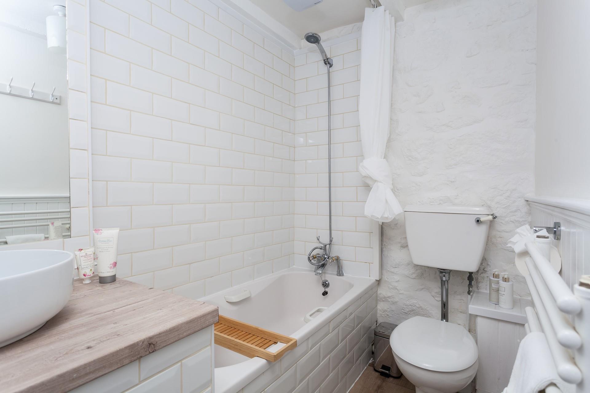 Relax and unwind in a bubble bath, pop your favourite movie on your phone on the handy bath tray.