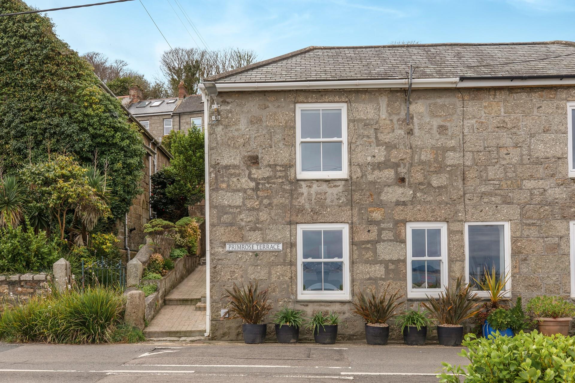 Primrose Cottage is a pretty cottage by the sea.