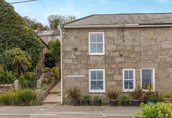 Primrose Cottage is a pretty cottage by the sea.