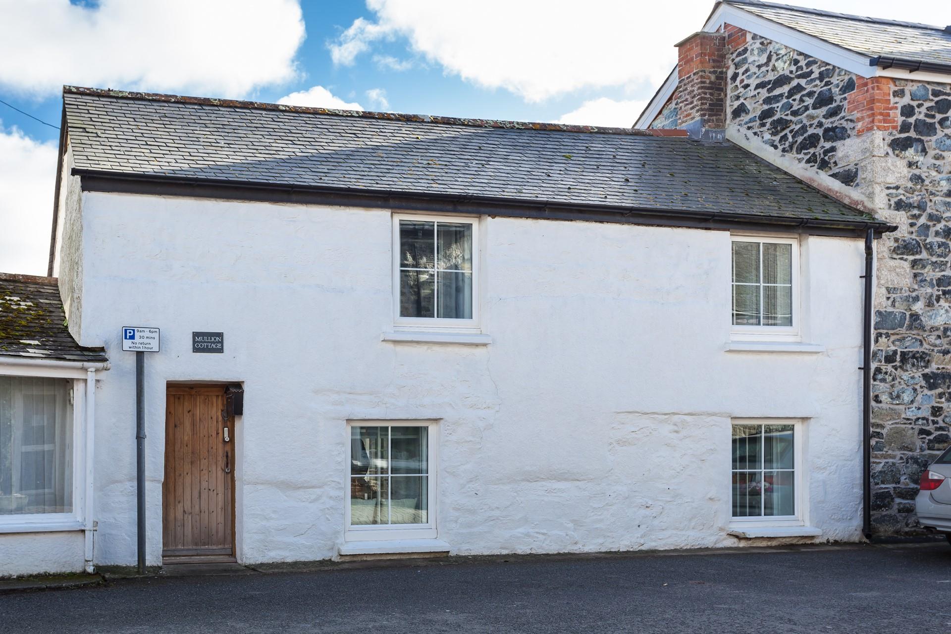 Mullion Cottage is a traditional Cornish cottage located right in the heart of Mullion village. 