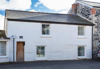Mullion Cottage is a traditional Cornish cottage located right in the heart of Mullion village. 