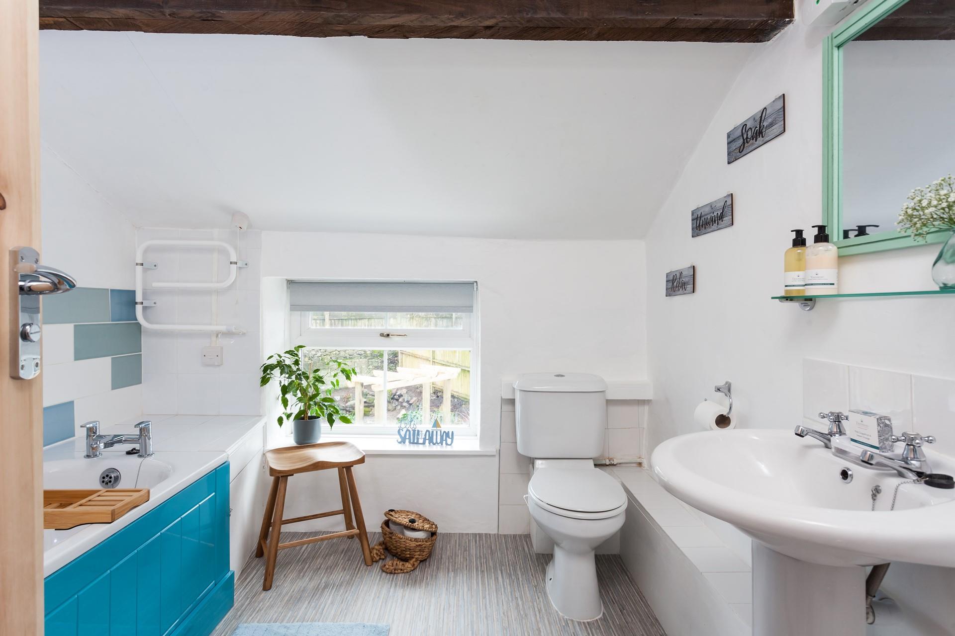 With two bathrooms upstairs this property is perfect for families and groups wanting to get showered and out to the beach as soon as possible. 