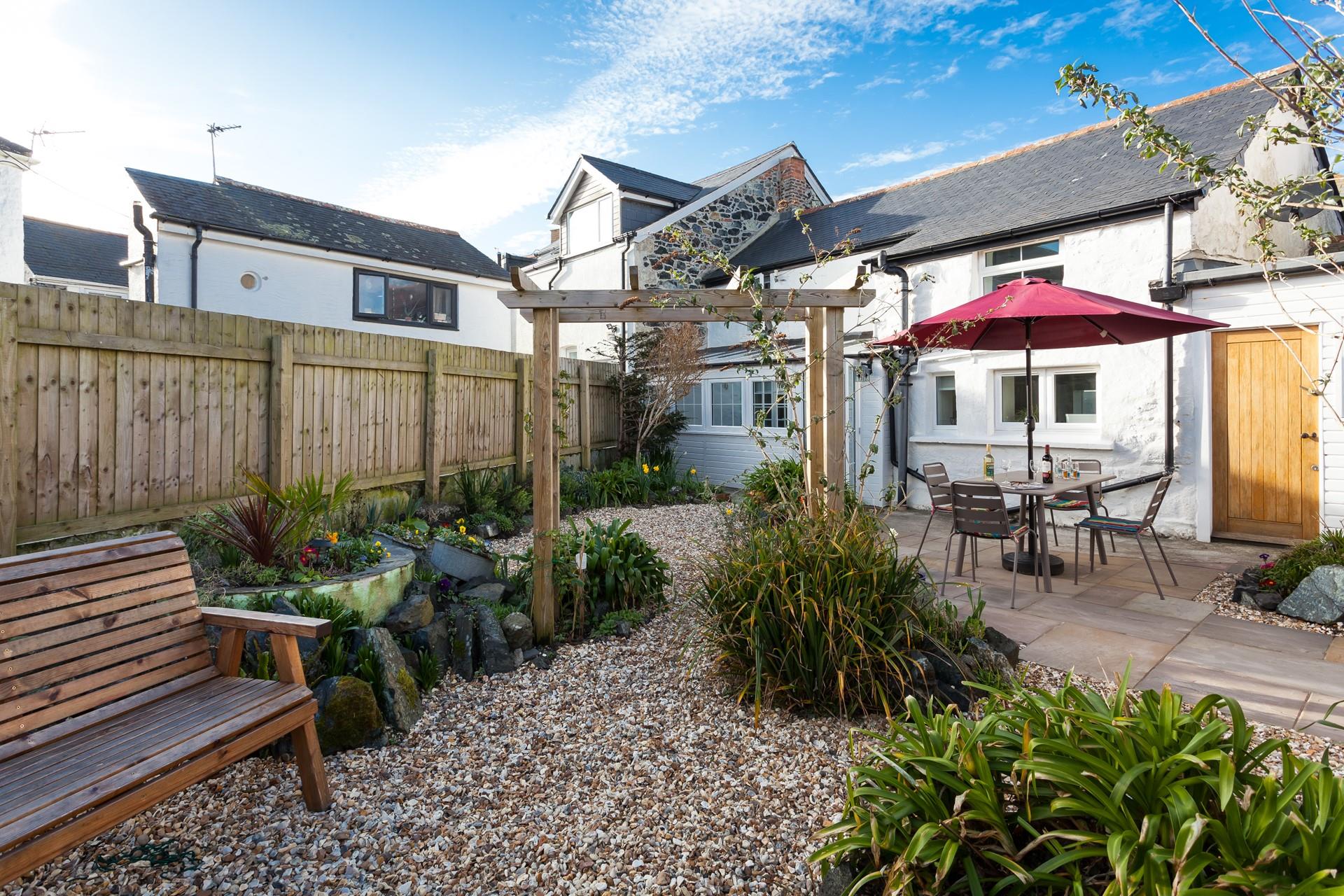 With this large enclosed garden, you can savour those last moments of the evening sunshine. 