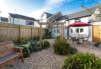 With this large enclosed garden, you can savour those last moments of the evening sunshine. 