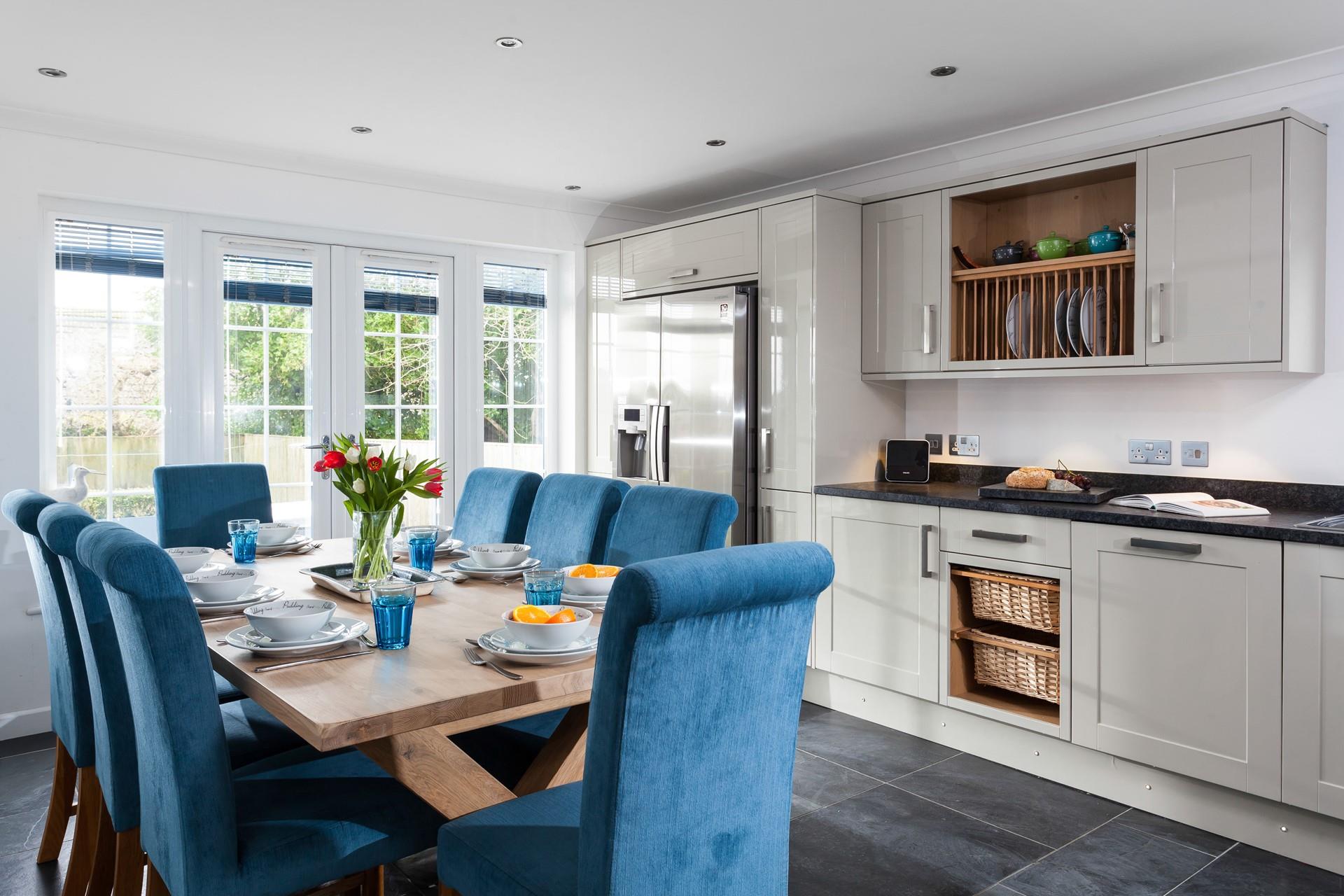 There is plenty of room at Seaview for the whole family to enjoy dining together. 