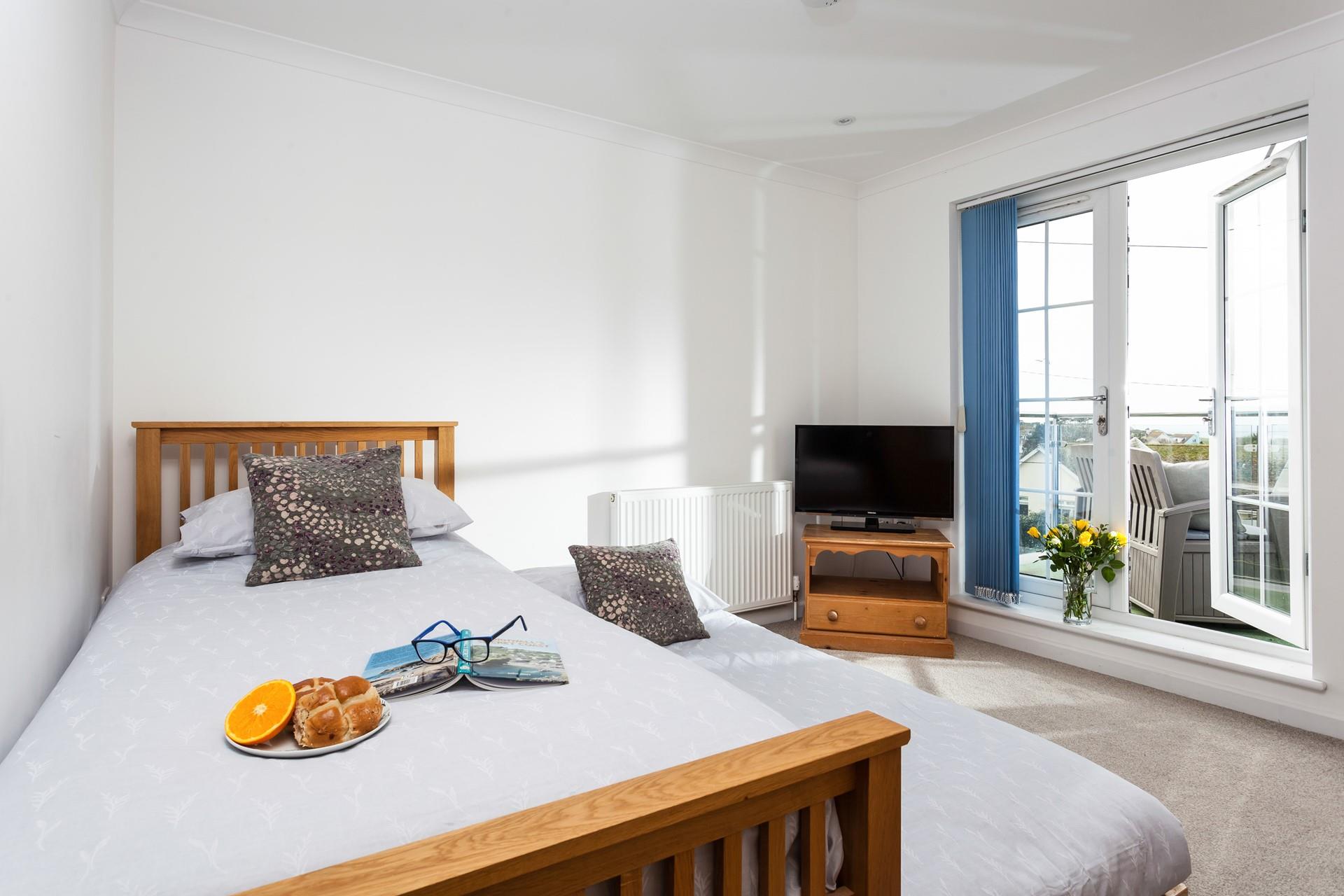 Enjoy your morning coffee out on the balcony while gazing out at the sea. 