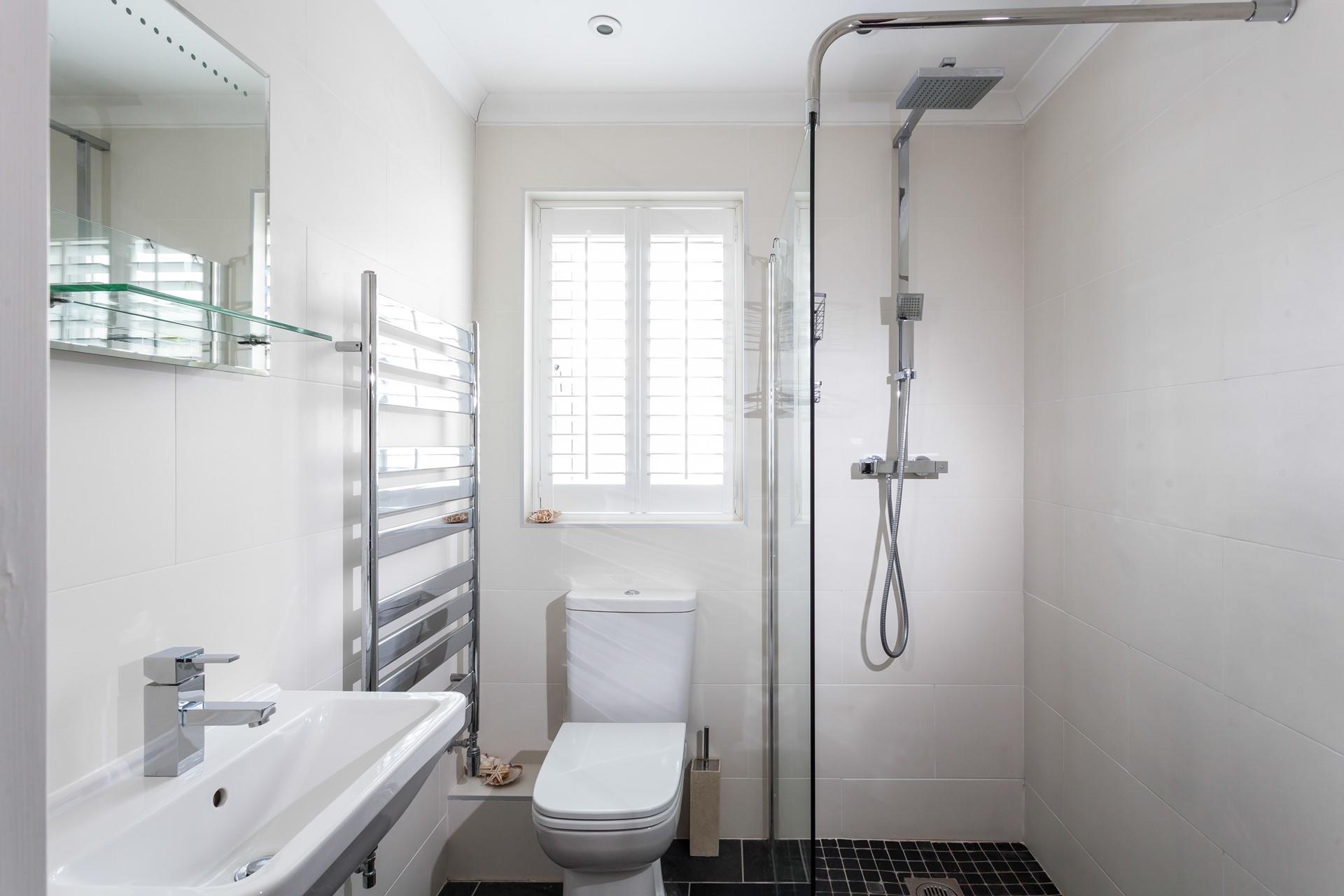 Wash those sandy toes off in one of the several shower rooms. 