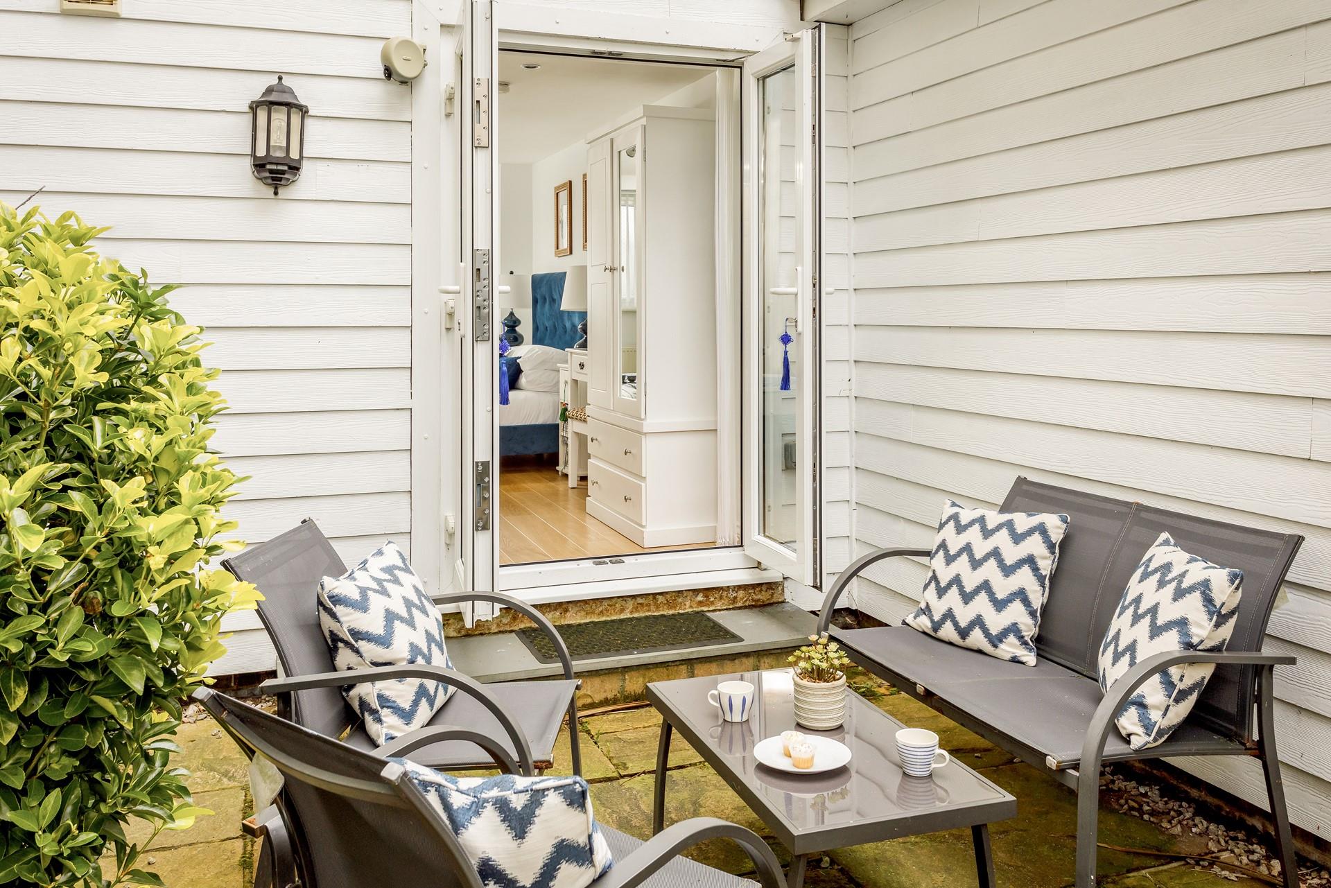 Spend the evening in the courtyard and then wander into bed.