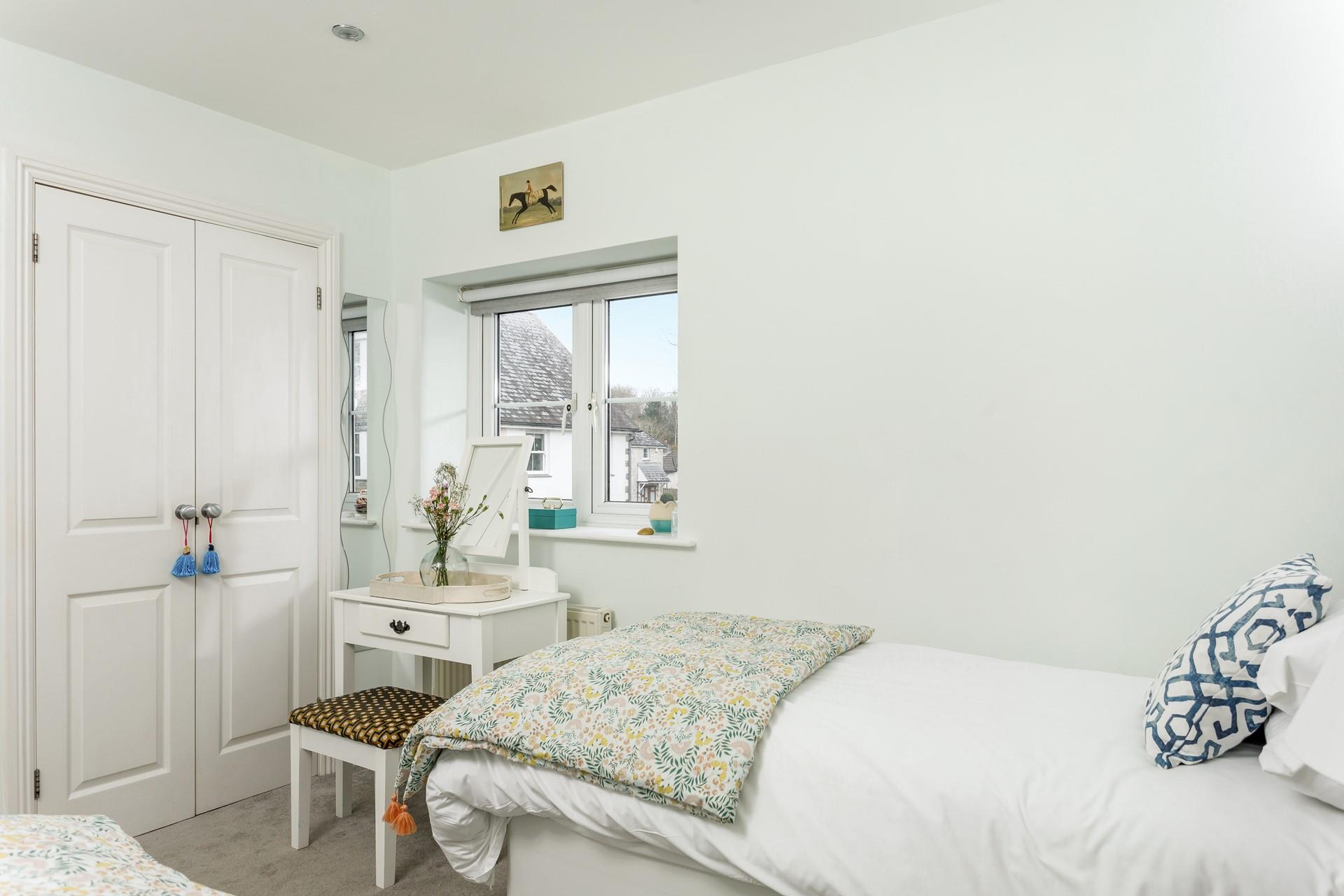 Get ready at the cute dressing table and head into St Ives for the evening.