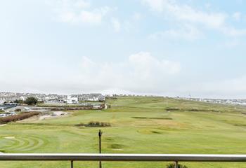 Headland Road is a fabulous spot for people-watching, with the golf course just across the way. 