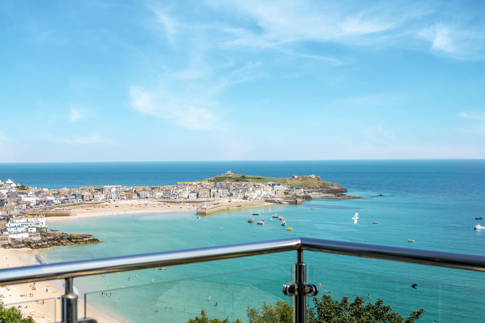 The iconic St Ives is just a short stroll away!