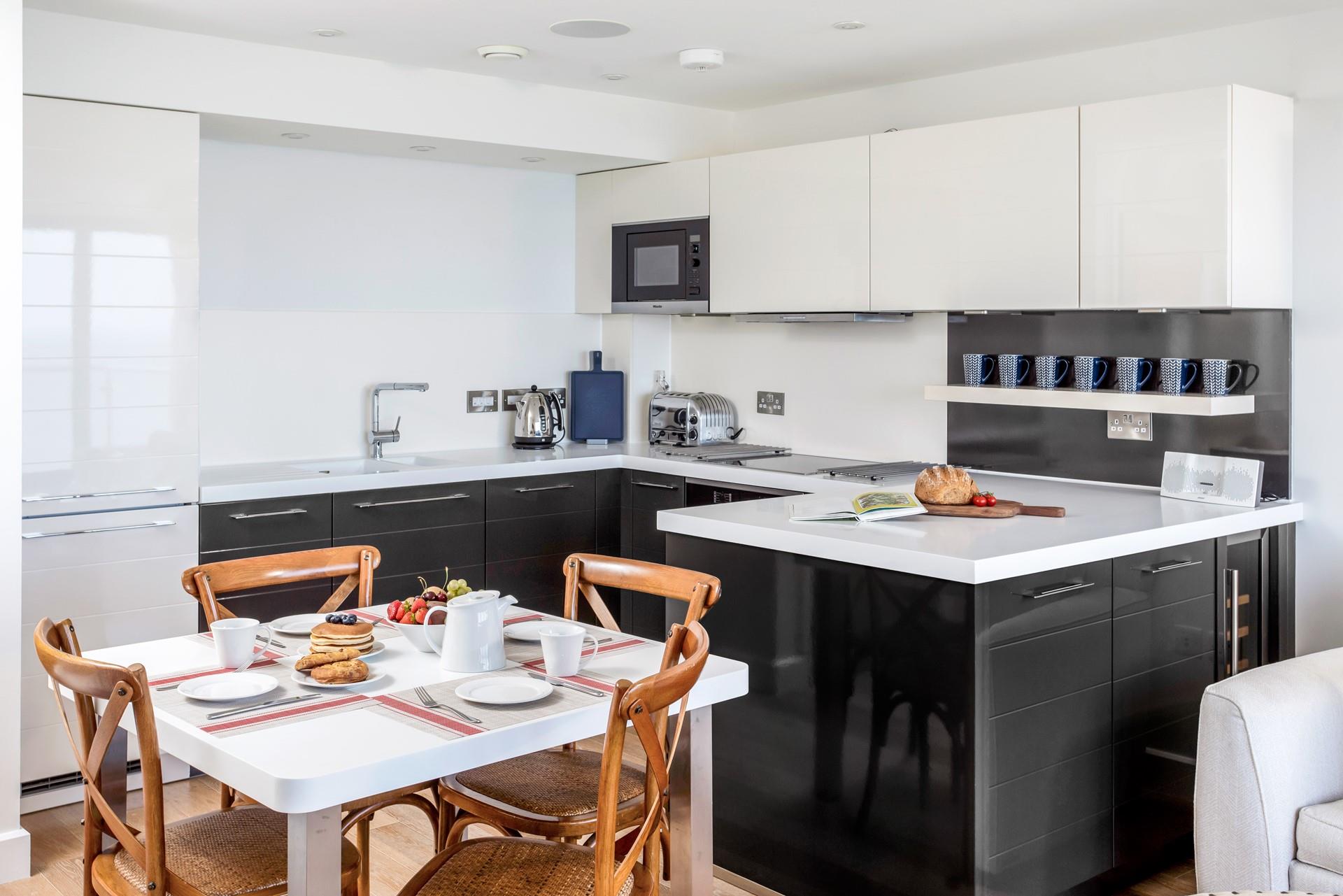 Cook and dine in style, whilst enjoying the view!