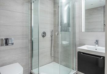 A sleek en-suite for post-beach showers.