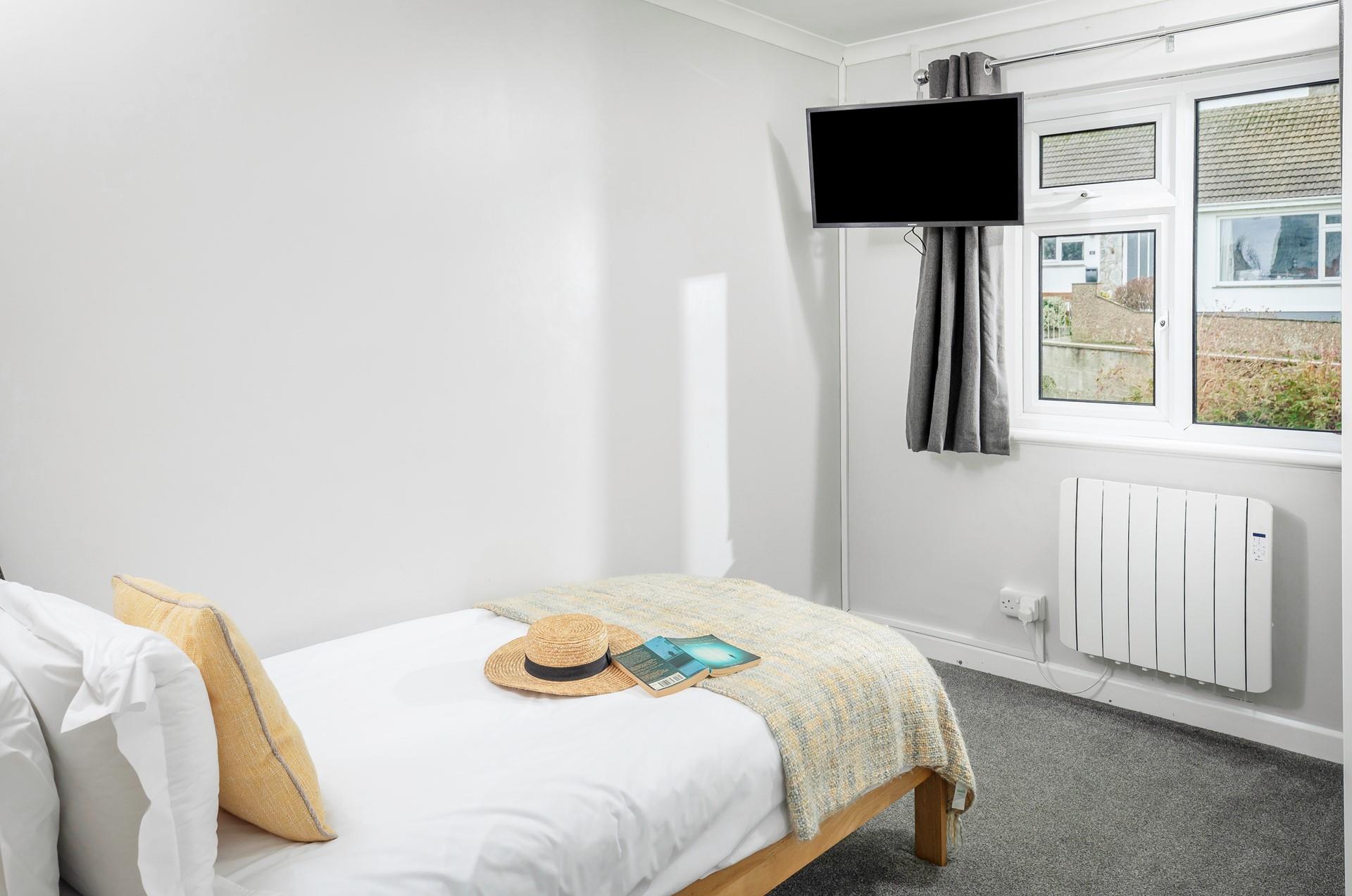 The single bed allows for flexible sleeping arrangements.