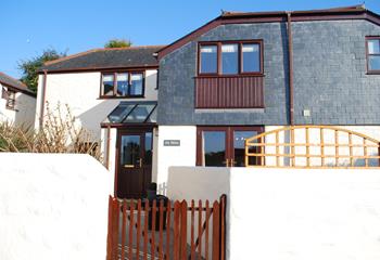 Fos Tressa is located just a two-minute stroll from the beautiful Porthleven harbour.