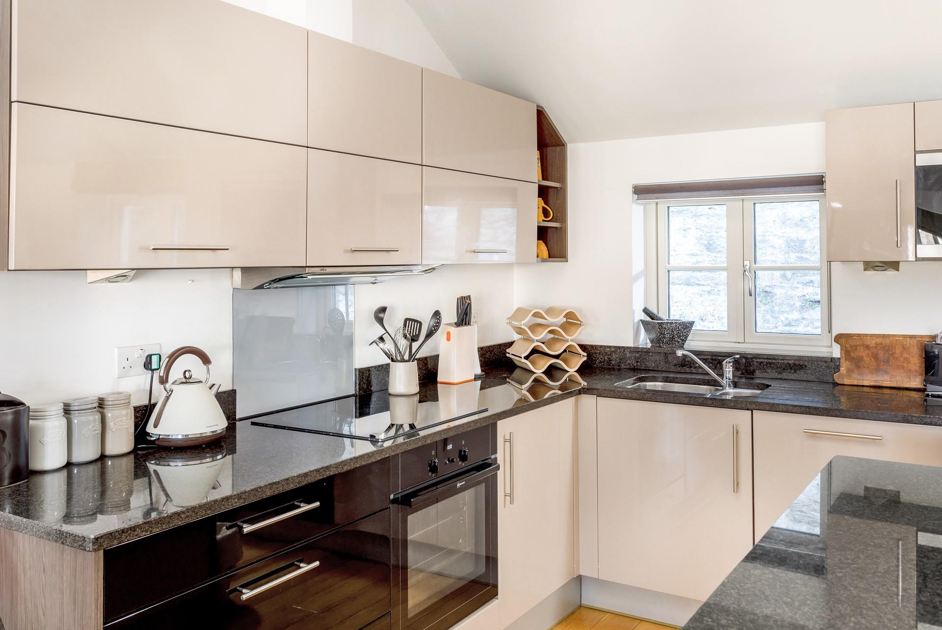 Sit around the breakfast bar and sip a morning cuppa looking out at the harbour.