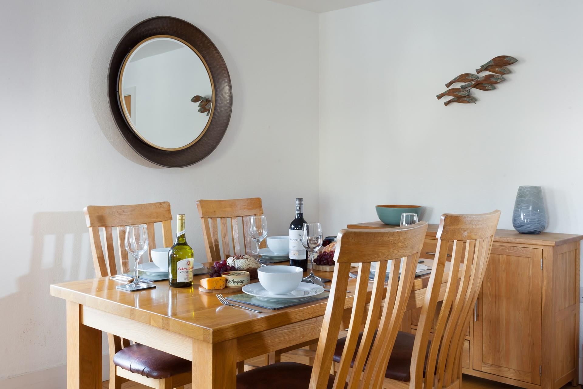 The comfortable dining table allows the whole family to dine together.