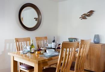 The comfortable dining table allows the whole family to dine together.