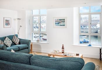 2 Mackerel Building, Sleeps 4 + cot, Porthleven.