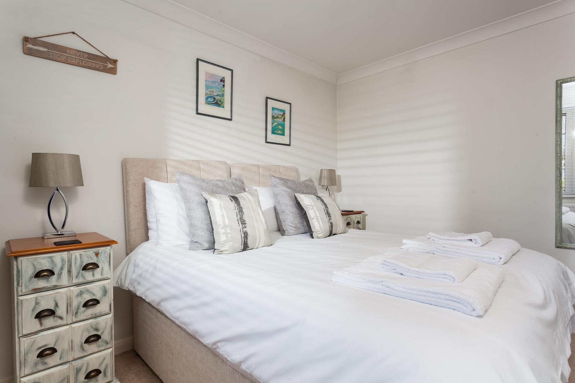 Bedroom 2 has zip and link beds for flexible sleeping arrangements.