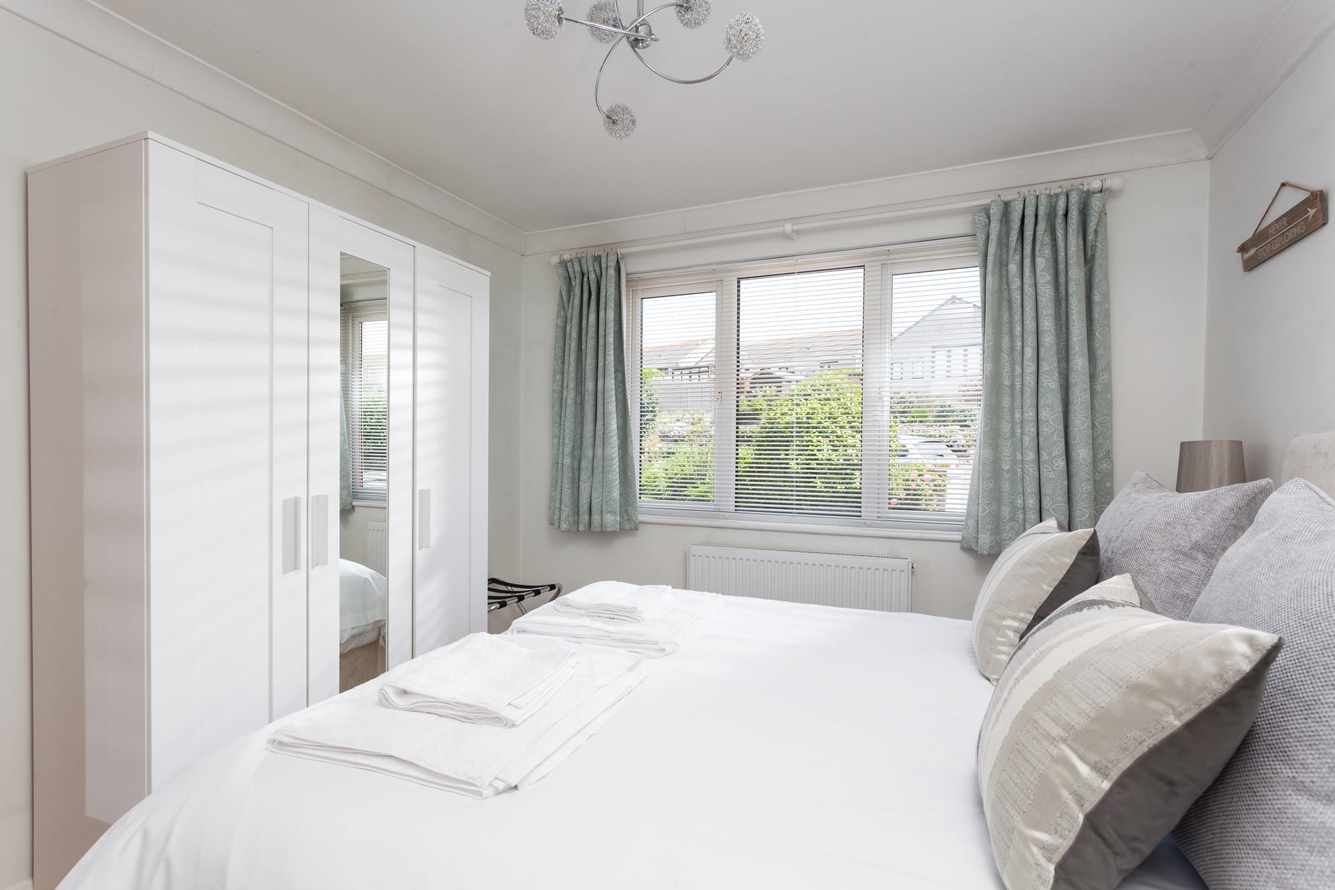 Spend the evening at a restaurant in Porthleven and come to drift off after a tiring day.