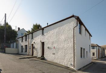 Rosen Chy is ideally located to explore Porthleven!