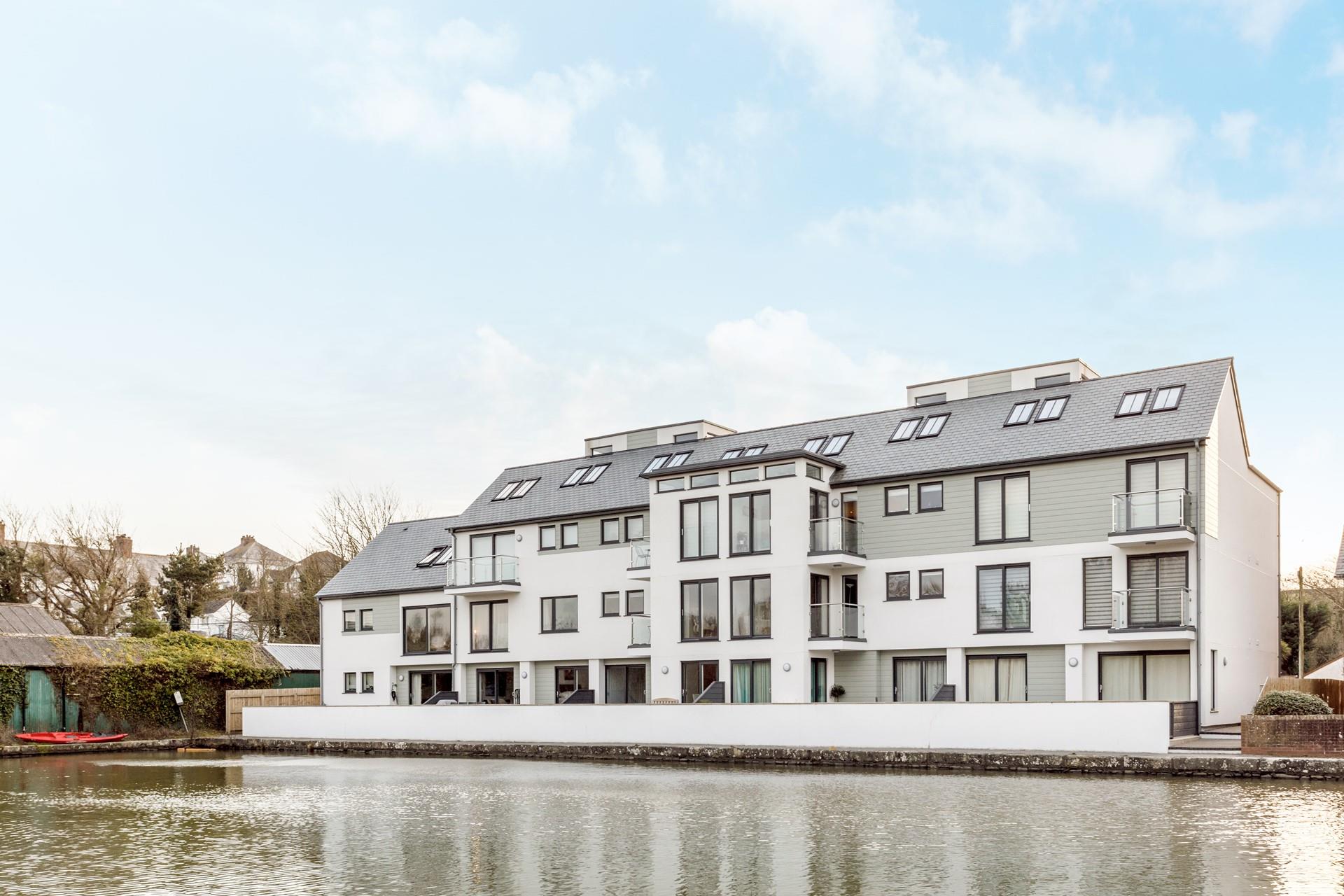 Number Eight Canalside is perched alongside the tranquil Bude Canal.