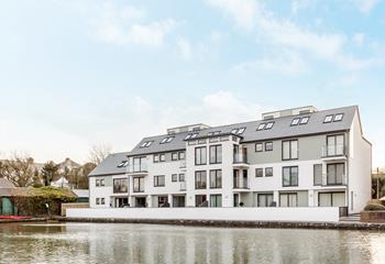 Number Eight Canalside is perched alongside the tranquil Bude Canal.