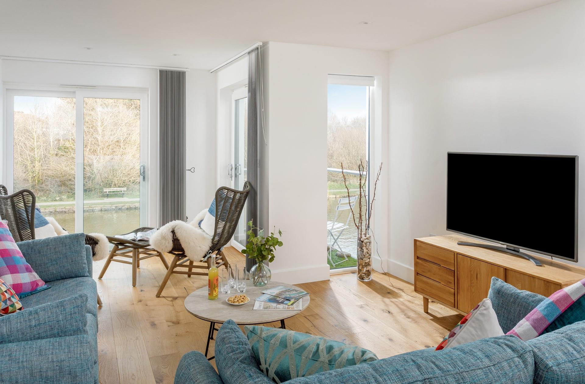 The sitting room is full of light and a cosy space to relax in the evening with a view of the canal.