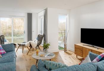 The sitting room is full of light and a cosy space to relax in the evening with a view of the canal.