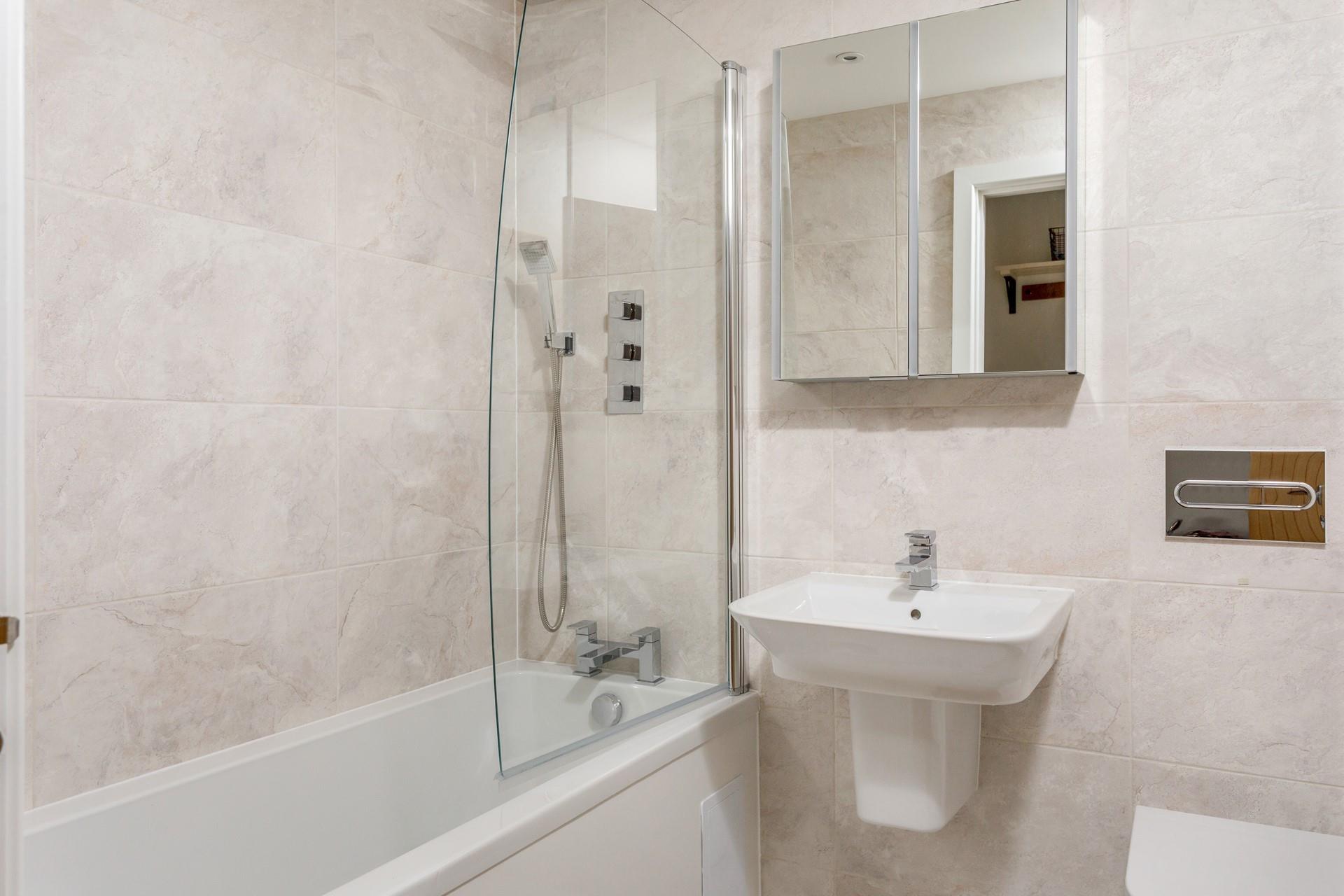 Relax and unwind with a soak in the bubble bath.