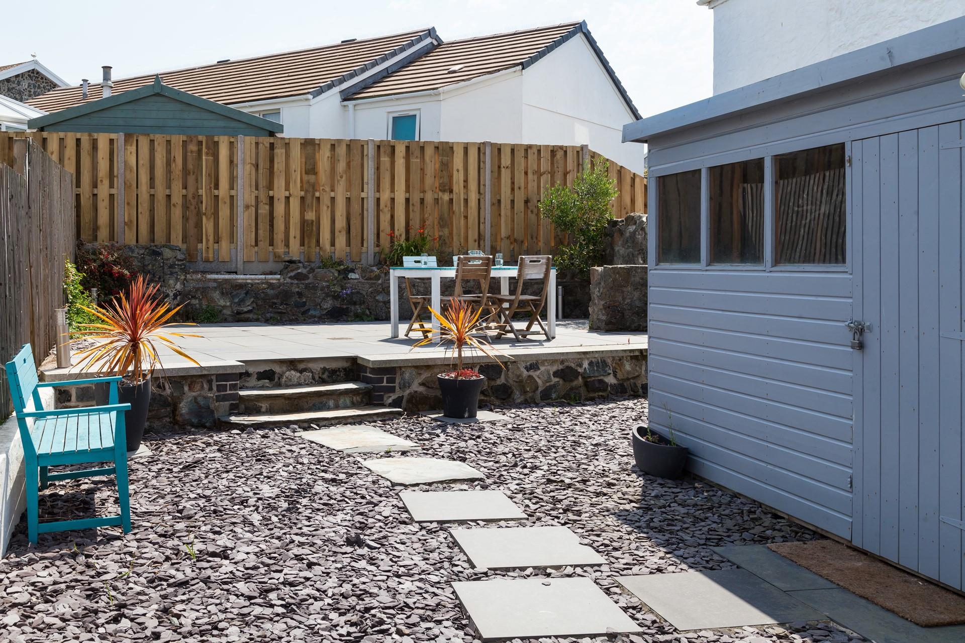 Wander outside to the patio to enjoy a spot of al fresco dining.